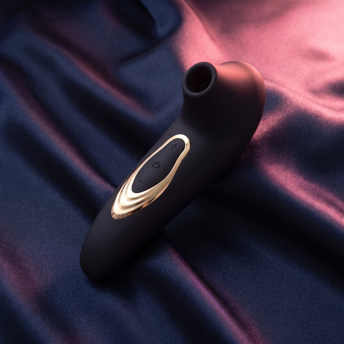 Umbra air-pulse stimulator in onyx and gold